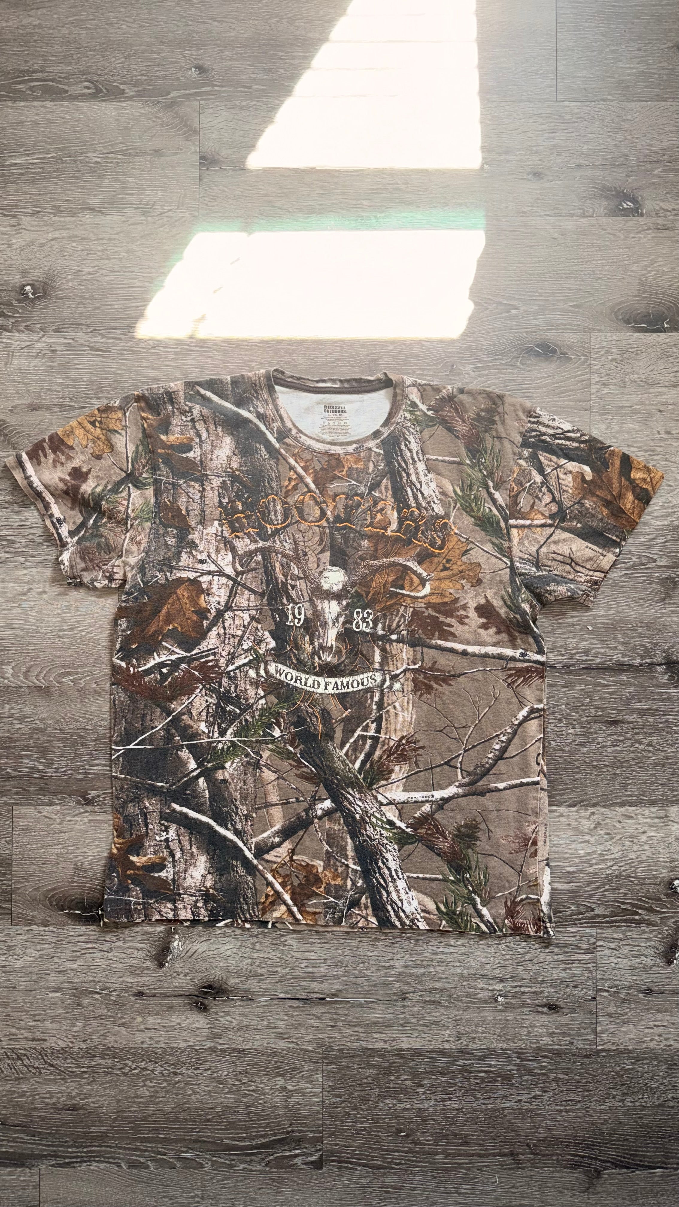 93’  hooters x real tree “world famous” tee