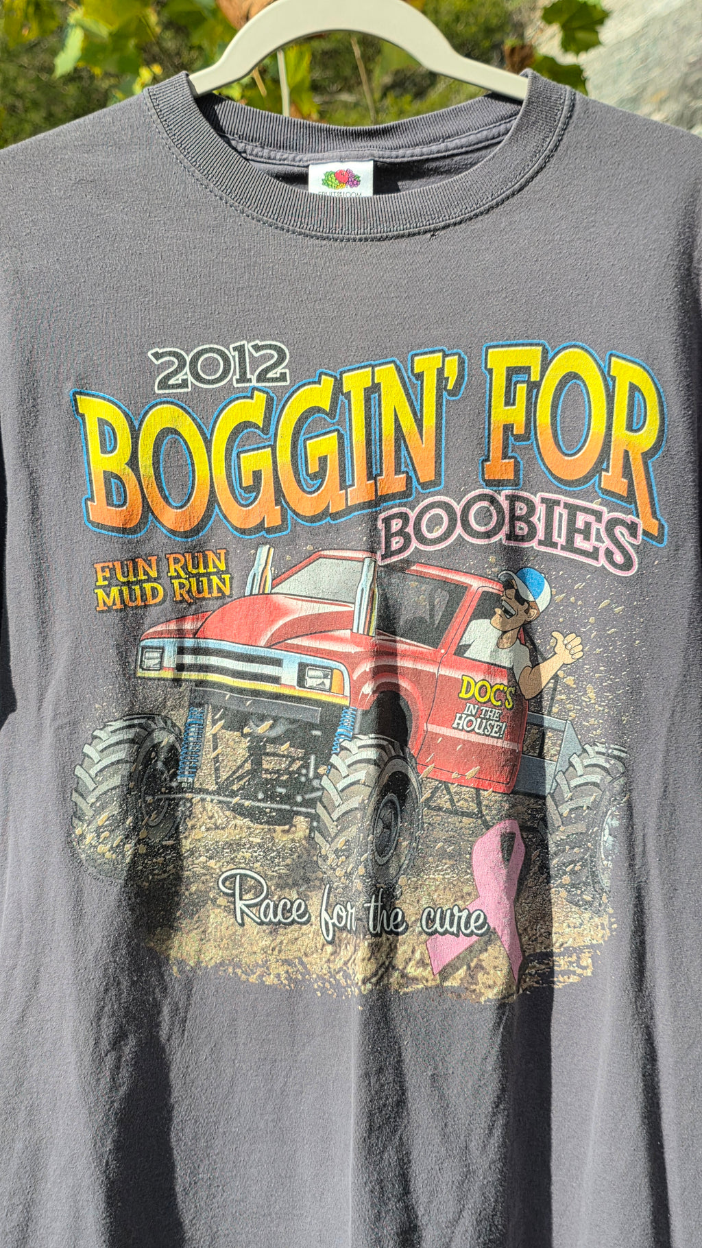 12' begging for titties graphic Tee. Size L