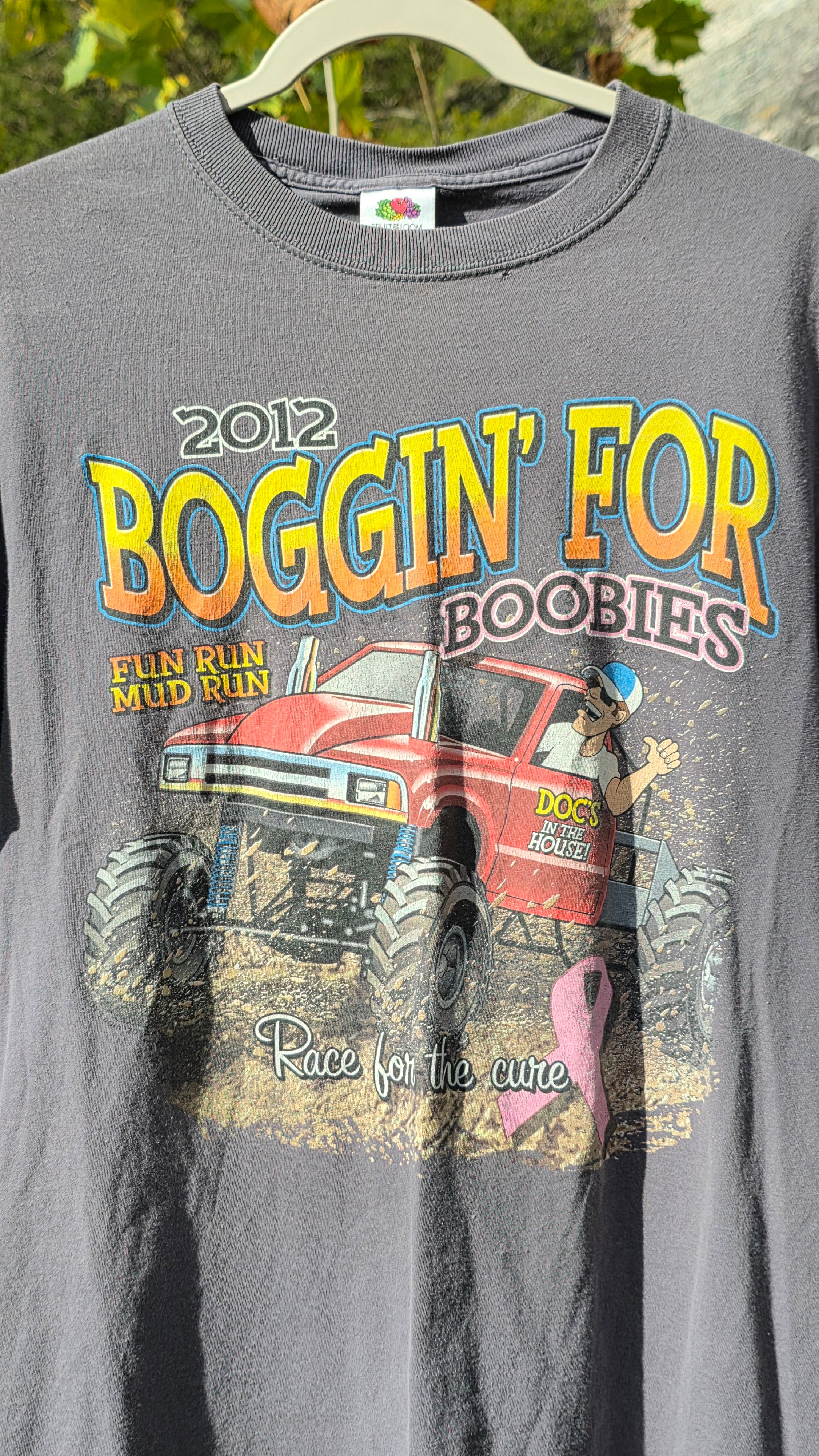 12' begging for titties graphic Tee. Size L