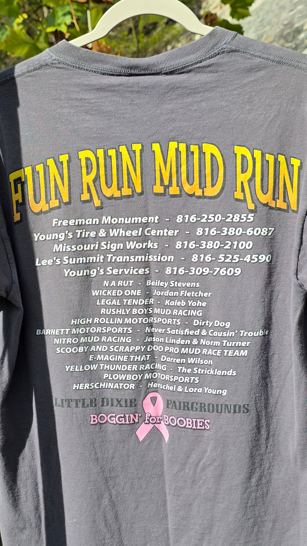 12' begging for titties graphic Tee. Size L