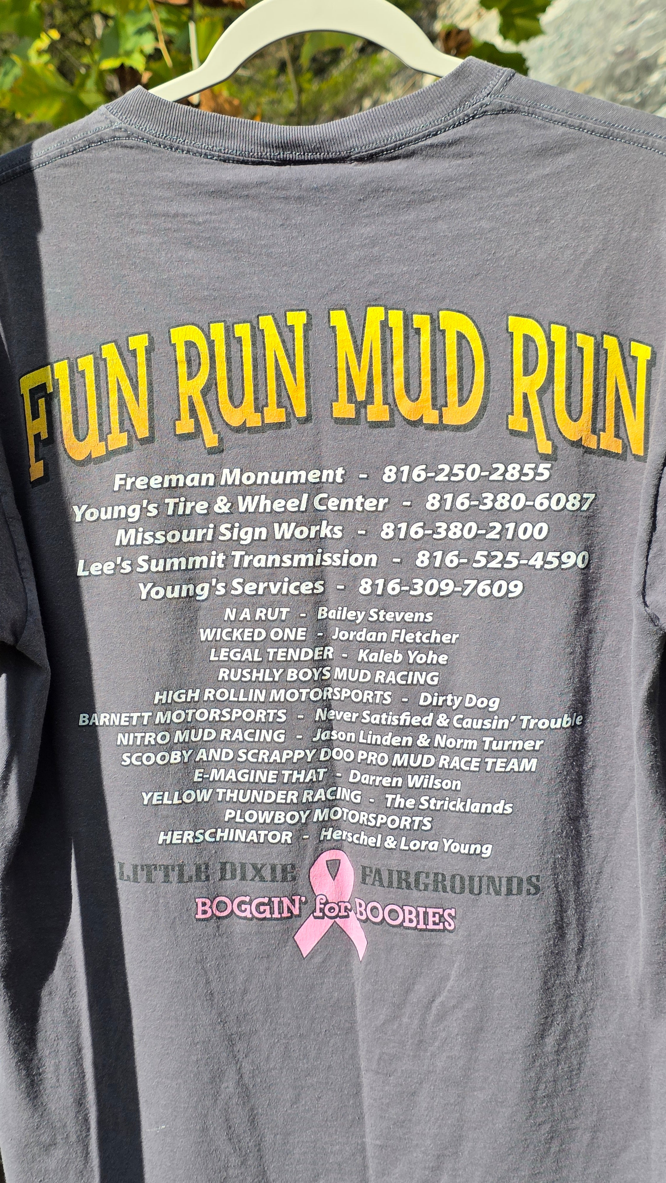 12' begging for titties graphic Tee. Size L