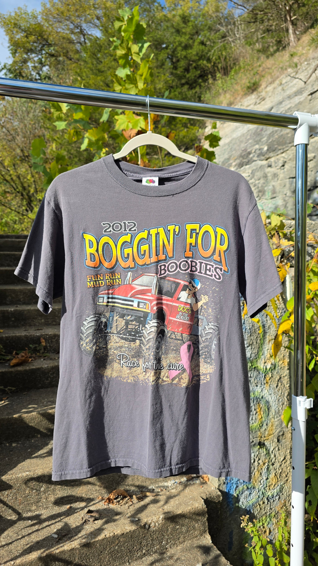 12' begging for titties graphic Tee. Size L